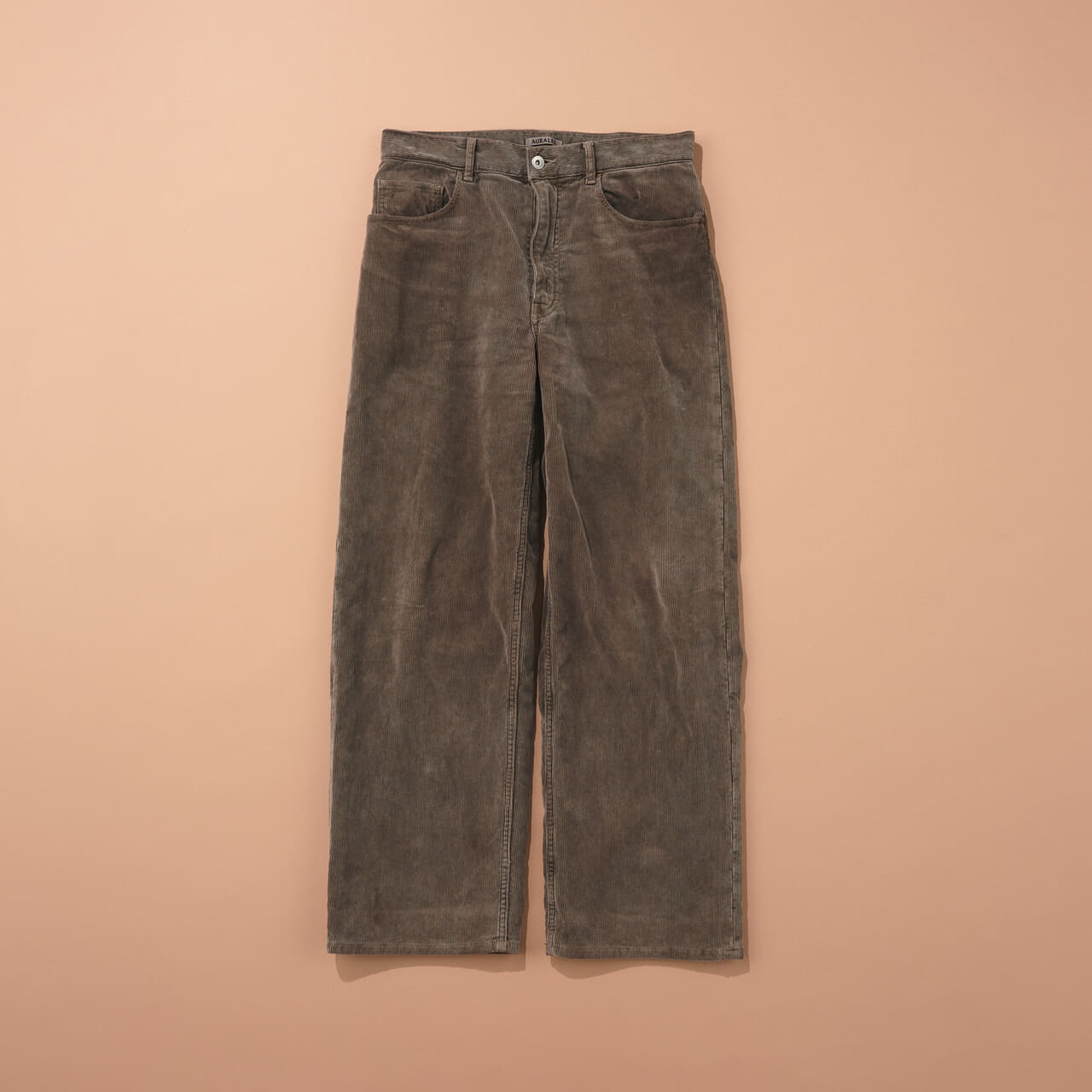 これがブラウンの正解!? とにかくモダンで上品な「オーラリー」の