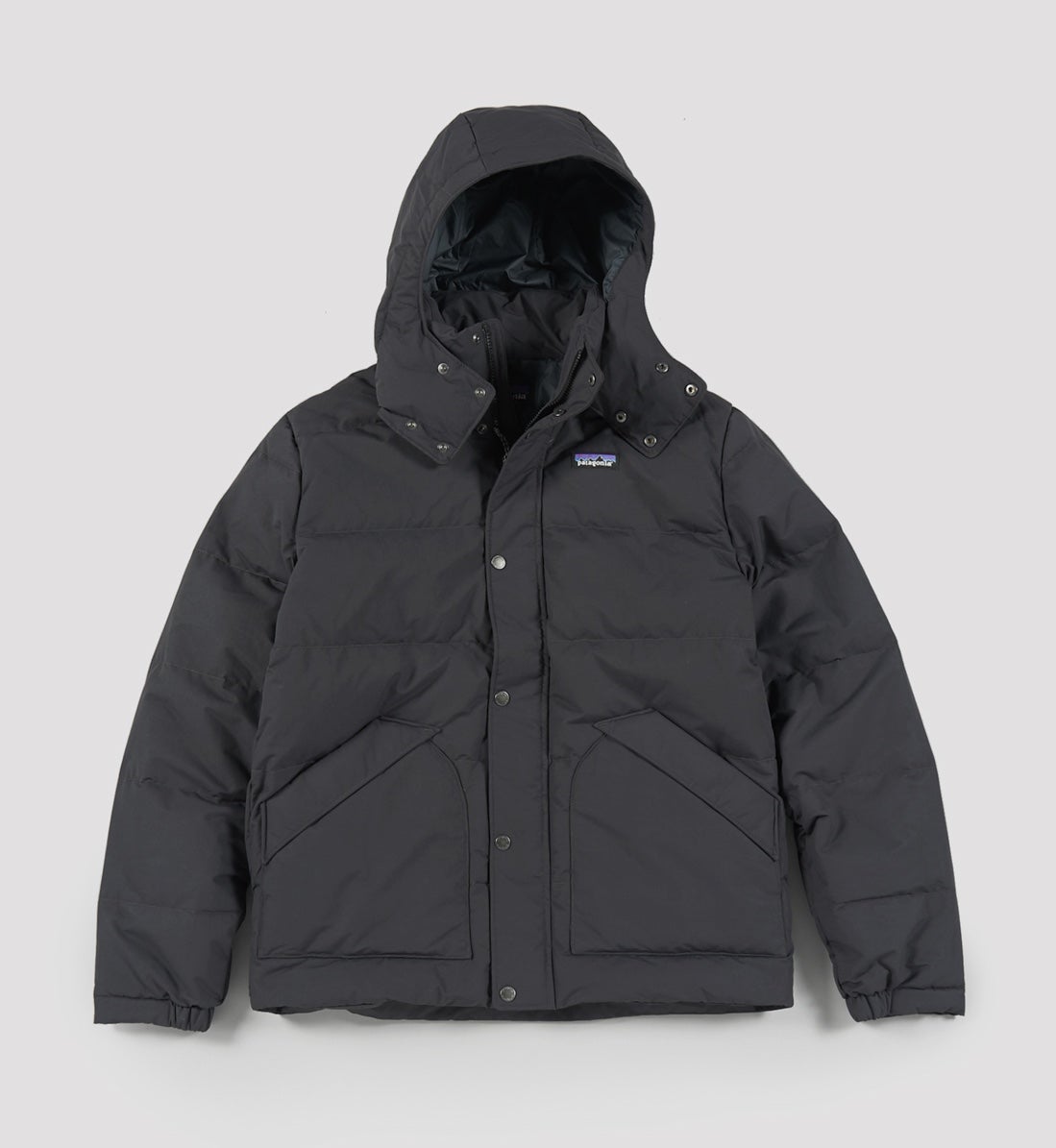 今買うべき「アウトドアブランド」の“最強黒ダウン”15選！ モンベル