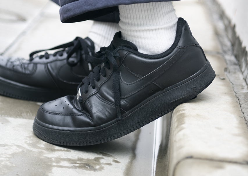 ナイキ」のオールブラックな「エアフォース1」なら春色のトップスも