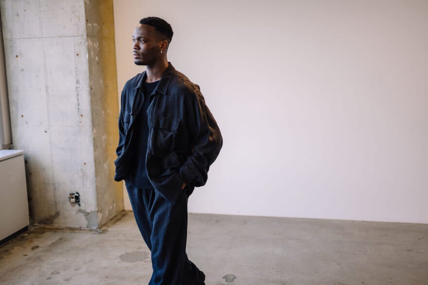 コモリ」の2024年春夏新作のビジュアルを最速公開。[COMOLI 2024SS