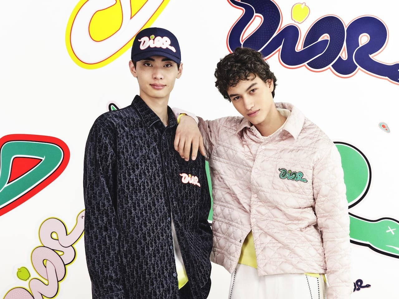 ディオール」と「カウズ」の鮮烈コラボ！ ポップでアーティスティック