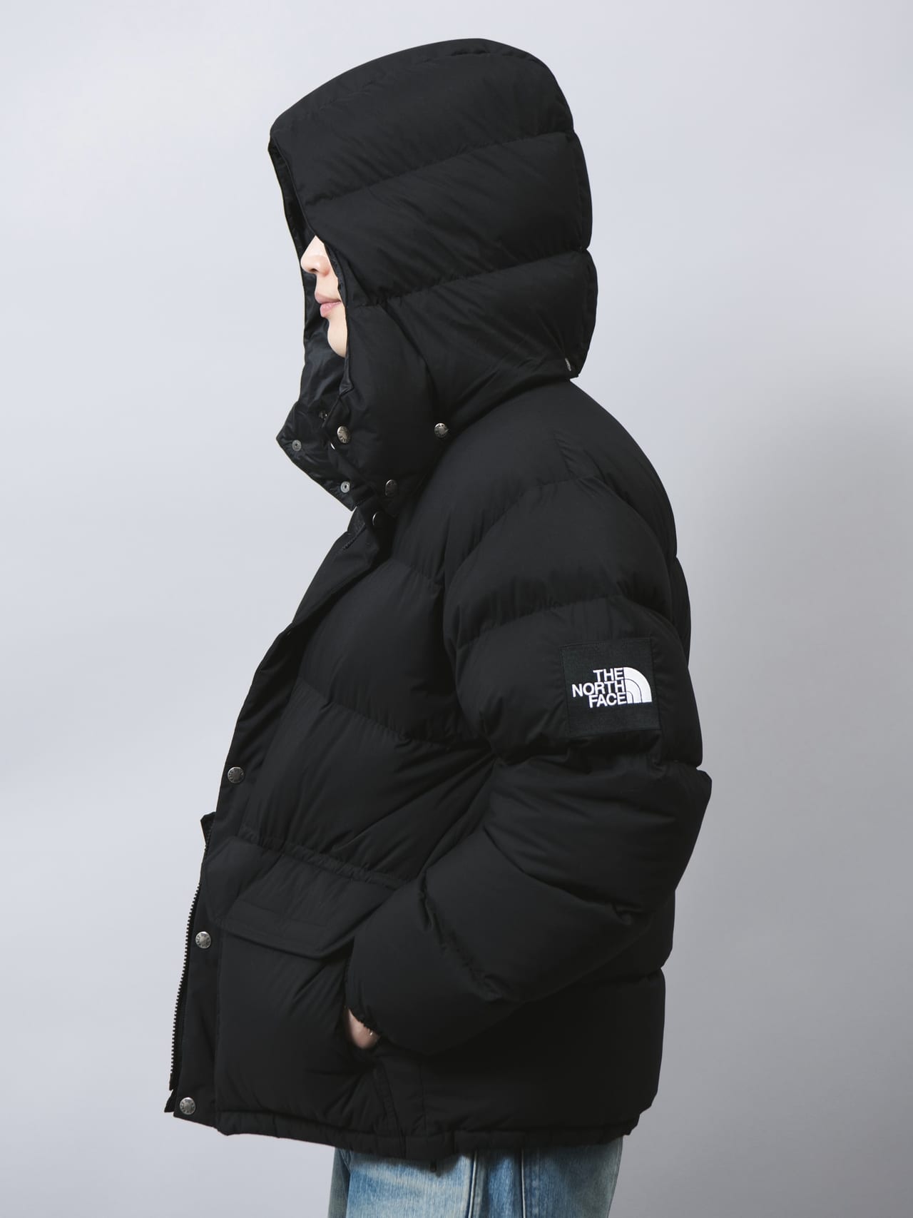 ザ・ノース・フェイス」の黒ダウンはマットな質感で、ワイドジーンズと