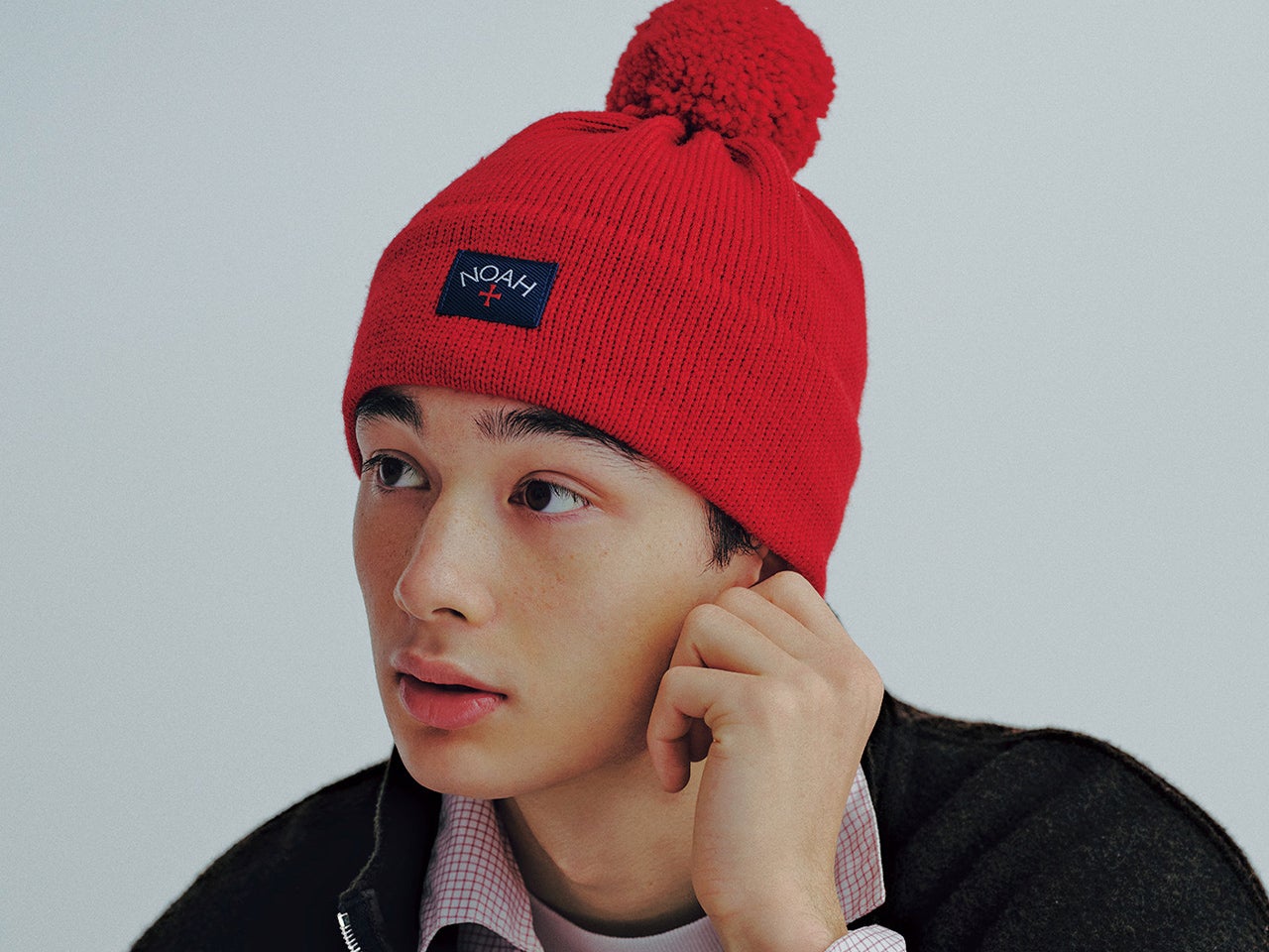 コム デ ギャルソン・シャツ」のフットボールマフラーで冬の装いに