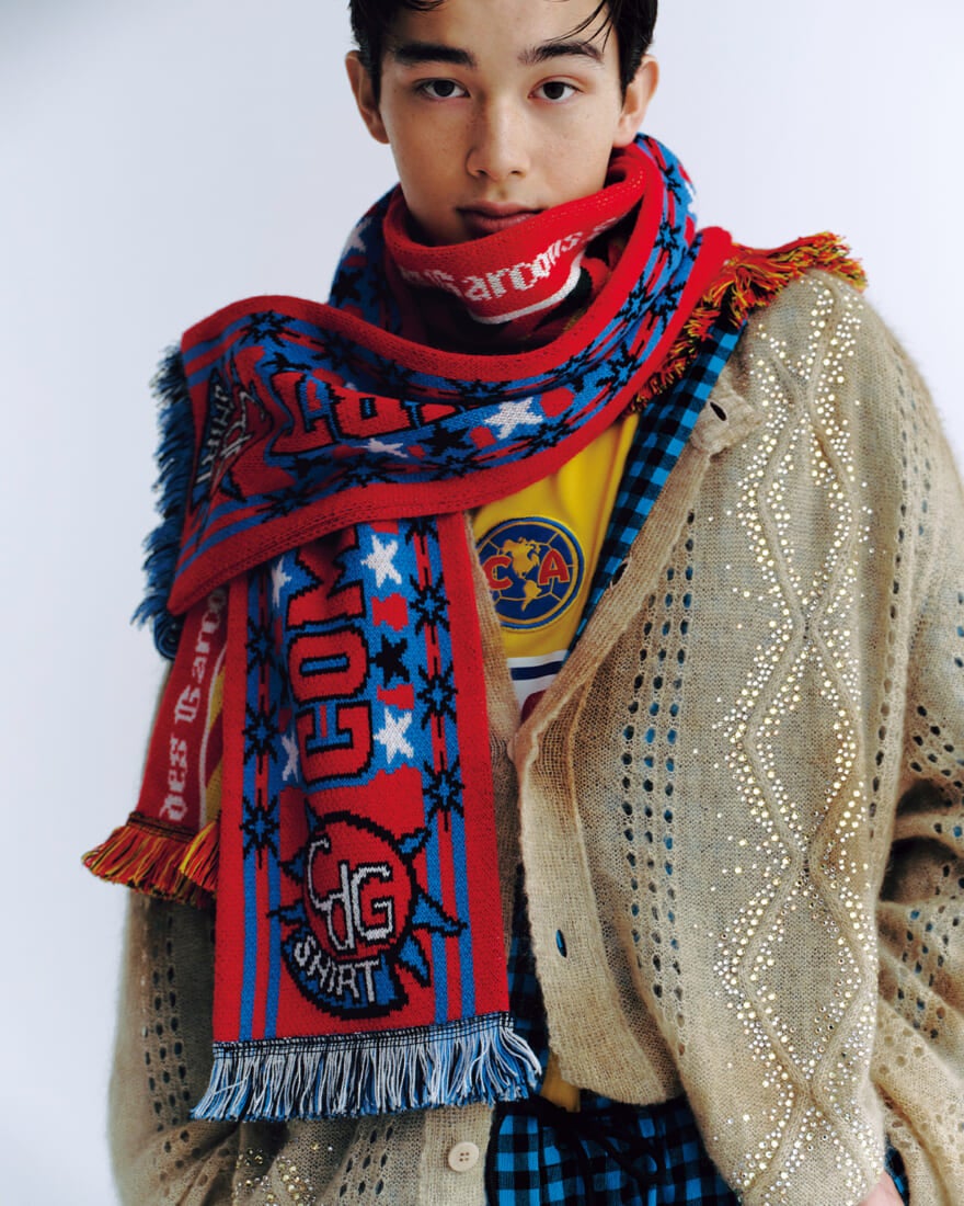コム デ ギャルソン・シャツ」のフットボールマフラーで冬の装いに