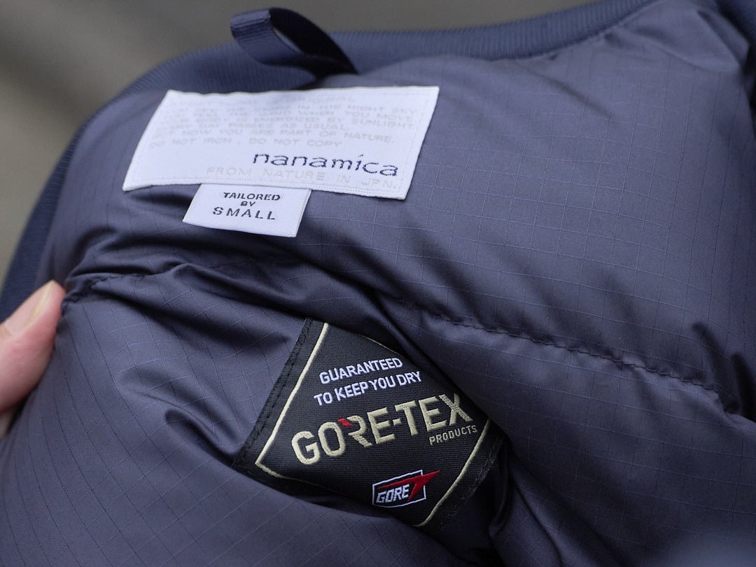 ゴアテックス搭載＆光電子®。スペック・ルックスともに最強のネイビー