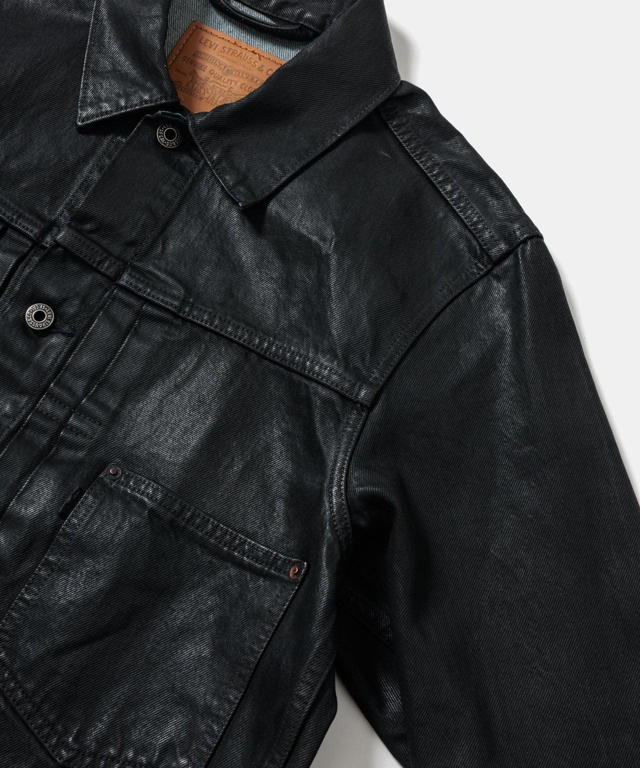 ひと味違う「リーバイス®」の黒いデニムジャケットは「ビオトープ