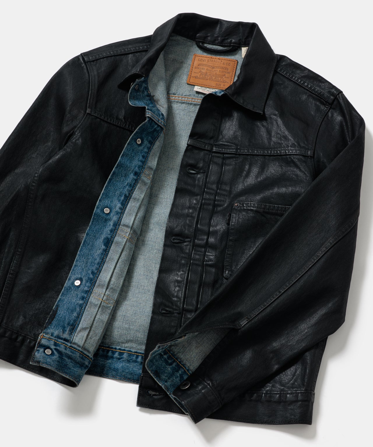 ひと味違う「リーバイス®」の黒いデニムジャケットは「ビオトープ