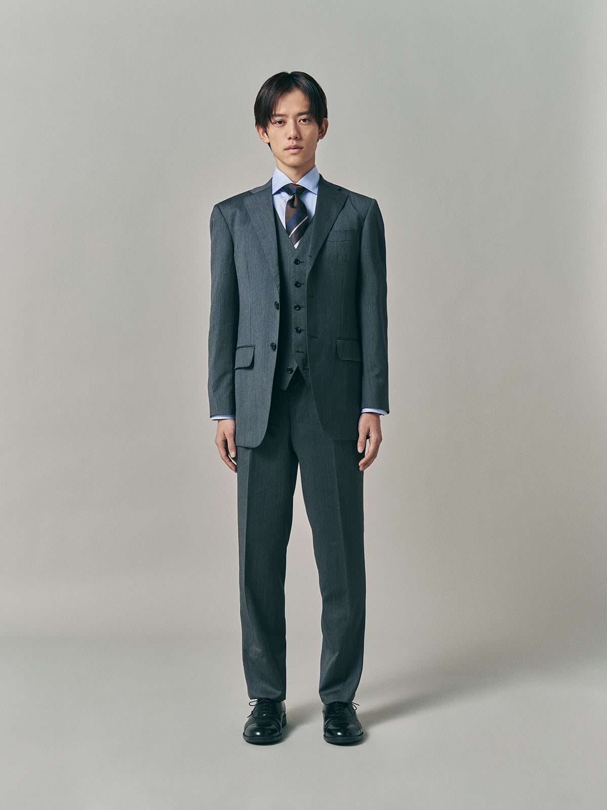 グレースーツ」の正解着こなし。大人好印象を狙うなら「麻布テーラー