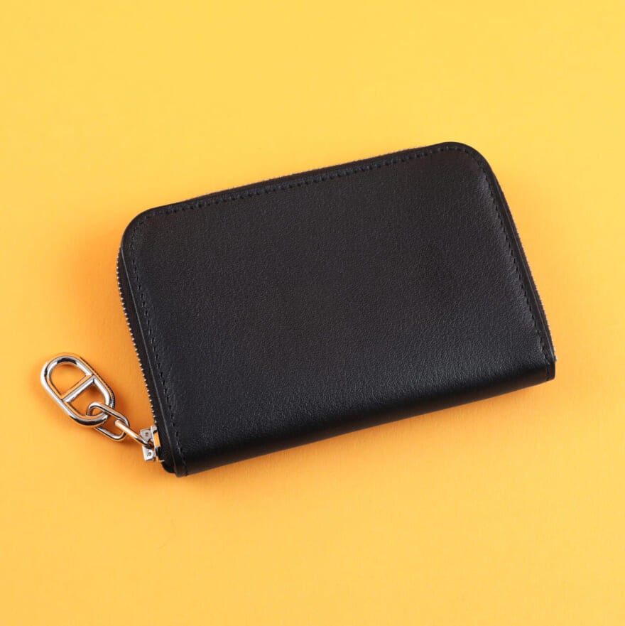 エルメスの「シェーヌ・ダンクル」のモチーフが融合した黒財布＆カード