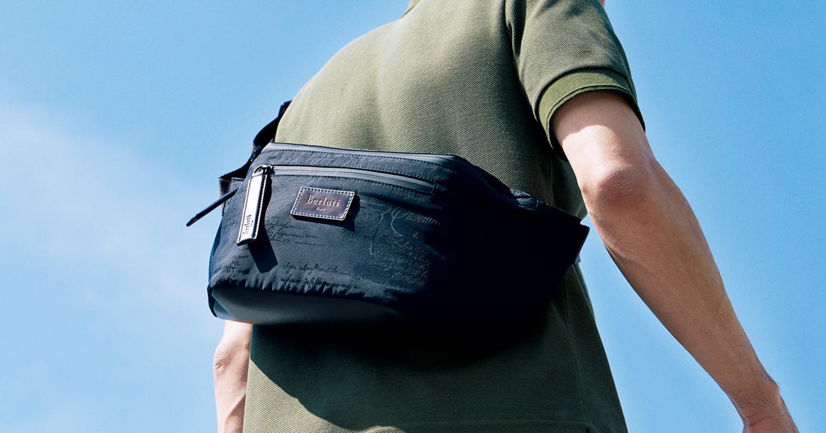 ベルルッティのクロスボディバッグは、日差しで浮かぶスクリット柄が