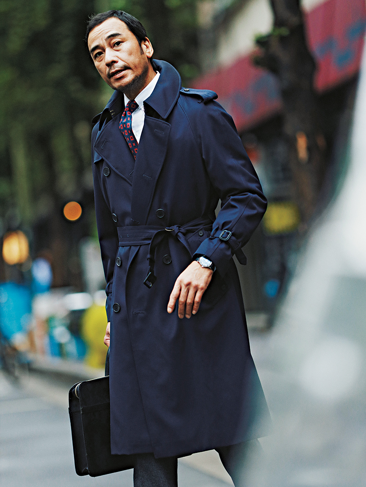 グレンフェル」の綿トレンチコートが、スーツ姿を引き立てる | MEN'S
