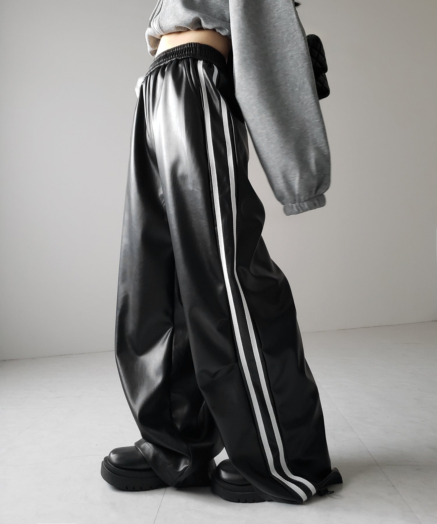 2WAY サイドラインフェイクレザーワイドパンツ ／ 2WAY Sideline