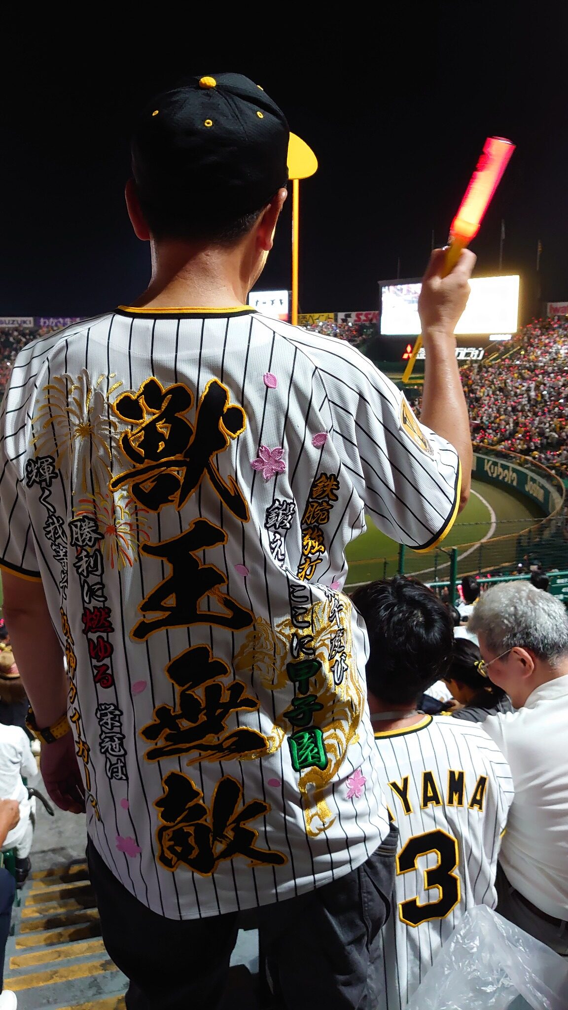 阪神タイガース 2023年チャンピオンワッペン付ホームユニフォームと