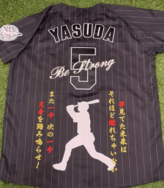 安田尚憲選手のユニフォームへシルエット&歌詞刺繍「千葉ロッテ