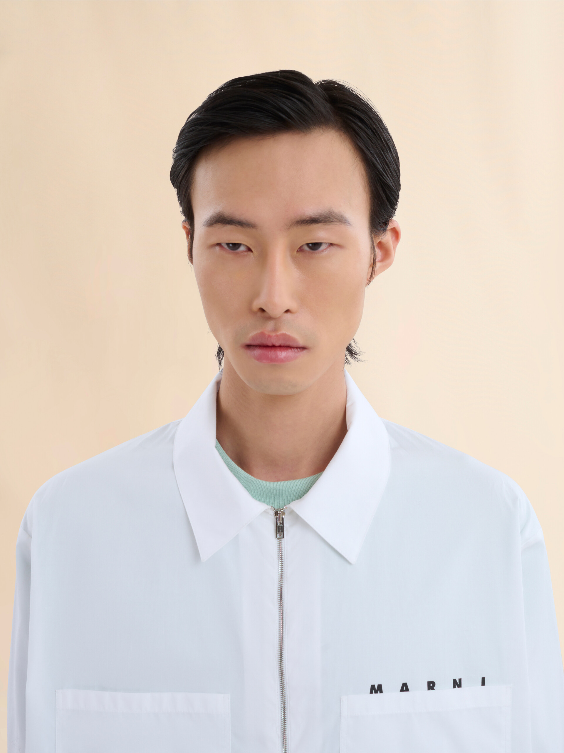 ホワイト オーガニックポプリン製 ジップアップシャツ、コンシールロゴ