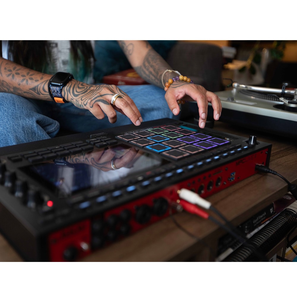 AKAI アカイ MPC LIVE 3 サンプラー グルーヴマシーン 音楽制作ツール