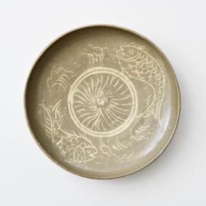 朝鮮 高麗青磁 象嵌魚文皿 ｜ みんげい おくむら （日本と世界の民芸）