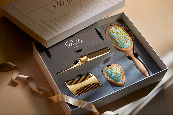 シックで上質なデザインのコーム、ミラーを3点セットにした ReFa