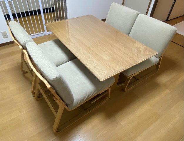 無印良品リビングでもダイニングでもつかえるテーブルにマットを敷いた