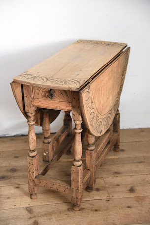 雰囲気あるドロワーのついたゲートレッグテーブル