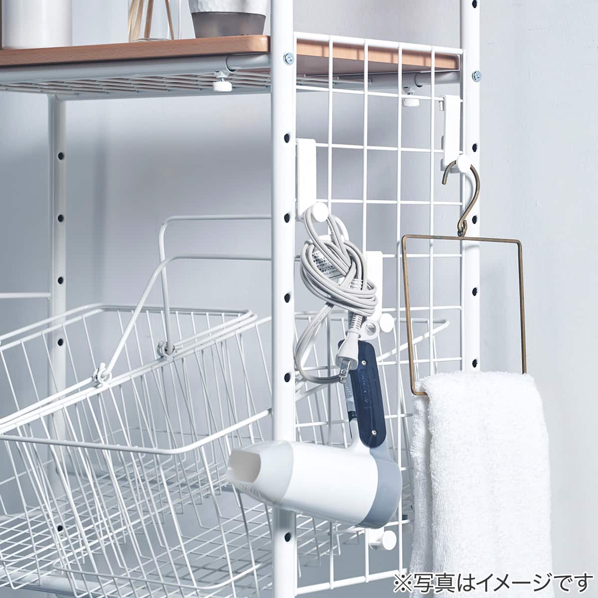 幅調整して洗濯機上を有効活用できるカゴ付きランドリーラック