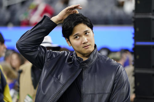 大谷翔平、カジュアルスタイルでNFLの試合に登場 革ジャンはBOSS製