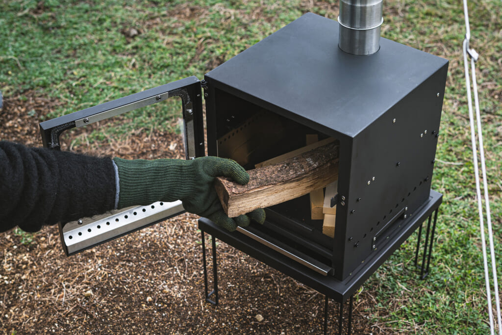 3カ所で同時調理できる優れモノ！ アウトドアで手軽にピザを作れる「薪