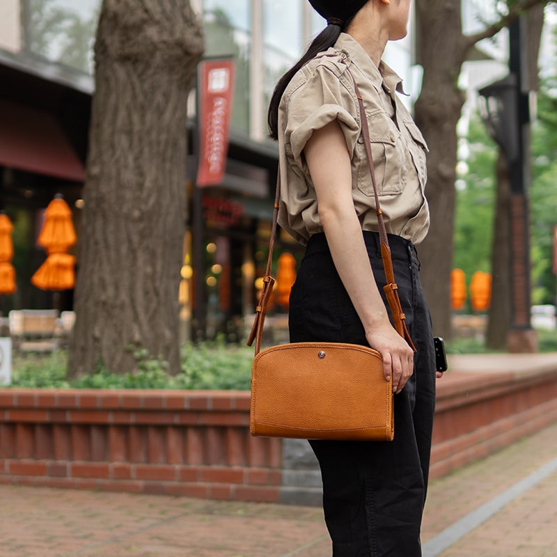 カジュアルな装いと、ショルダーバッグ | ソメスサドル【日本の革鞄と