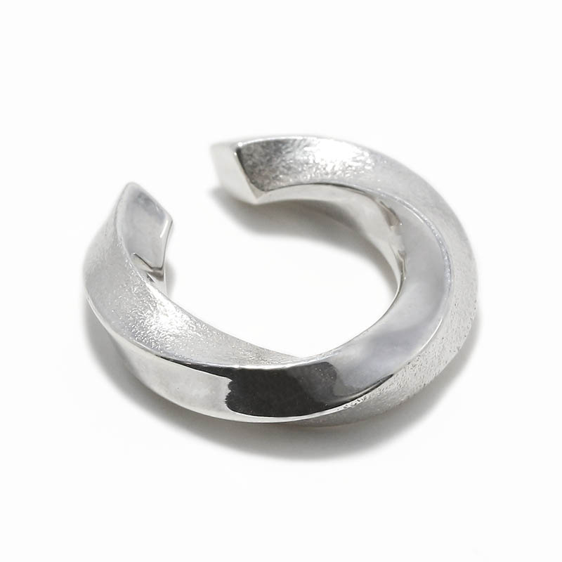 Suman Dhakhwa（スーマンダックワ） Half Sandblast Screw Ear Cuff