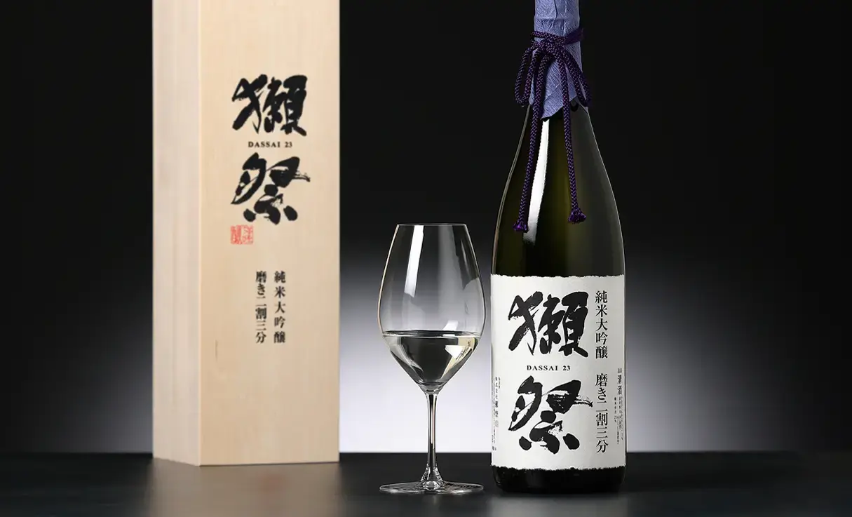 獺祭 純米大吟醸 磨き二割三分 獺祭木箱入 1.8L | 獺祭（株式会社獺祭