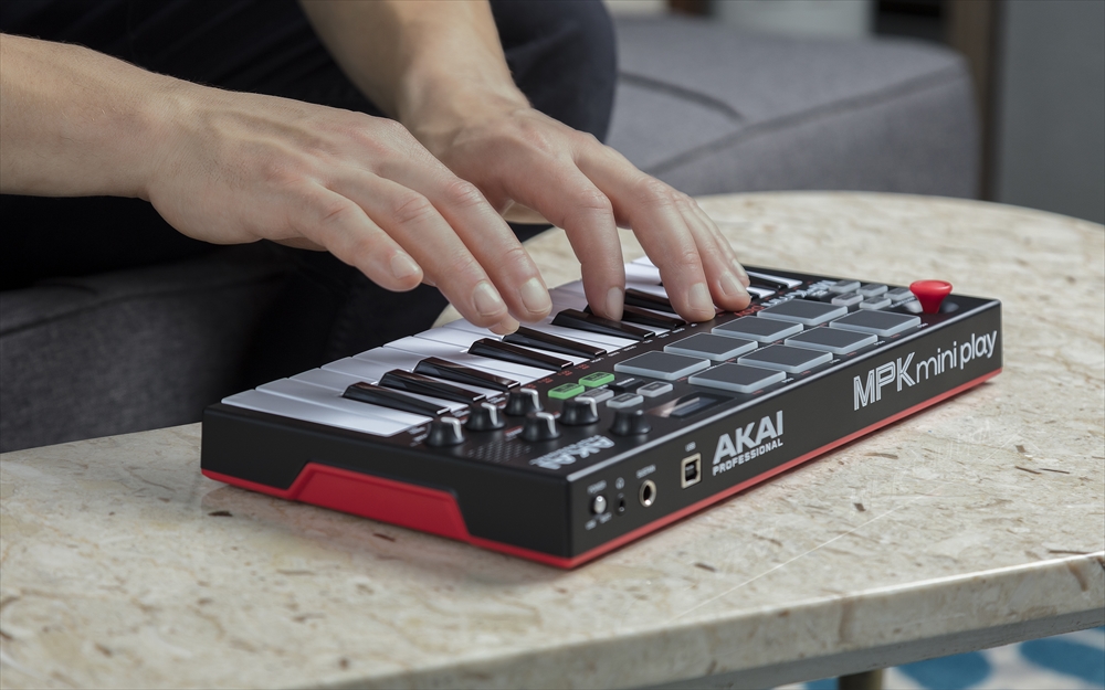 MIDIキーボード】人気商品 AKAI MPK Mini Playが再入荷しました