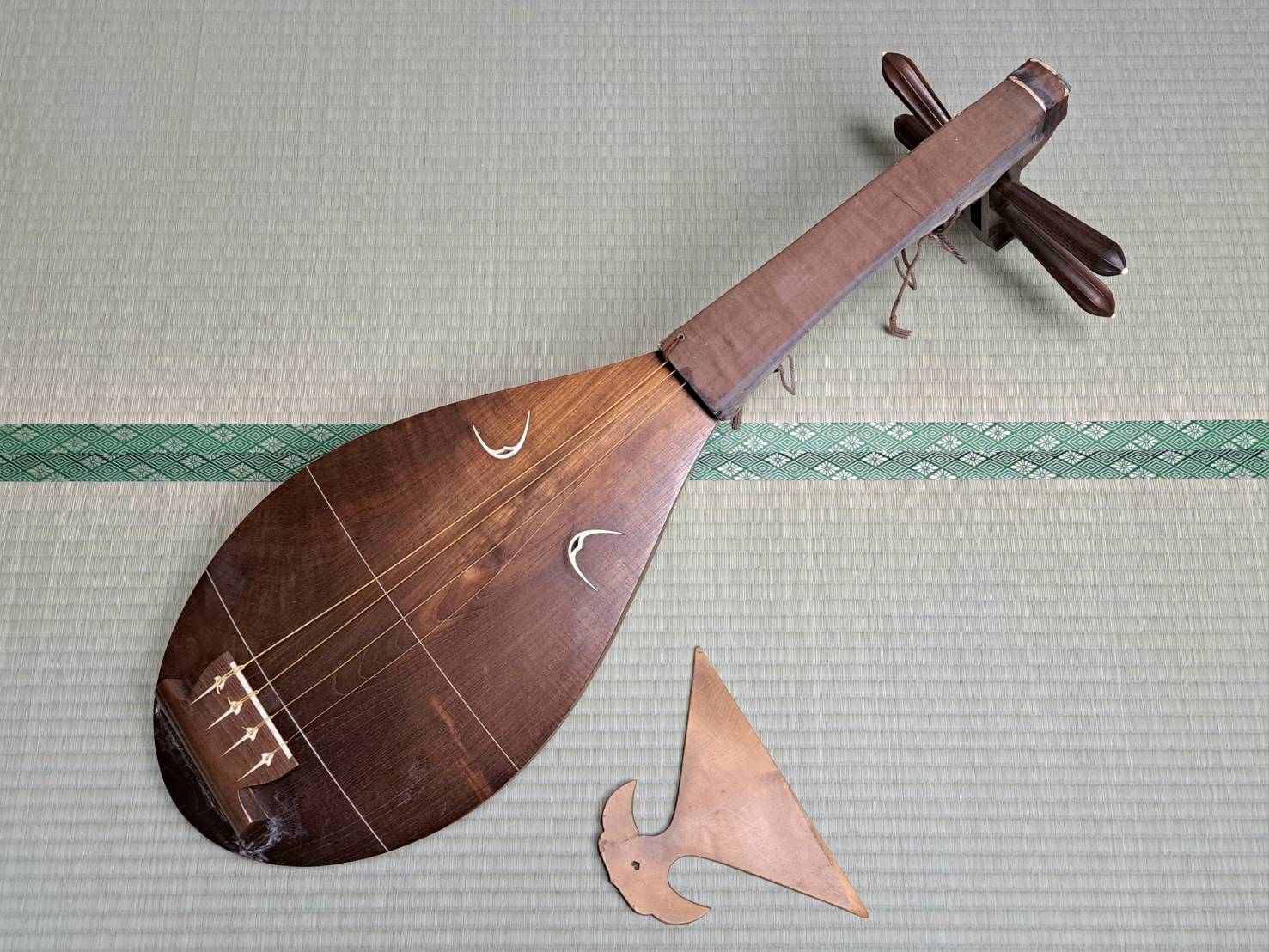 薩摩琵琶(四弦四柱) 撥、ケースつき | 新栄堂