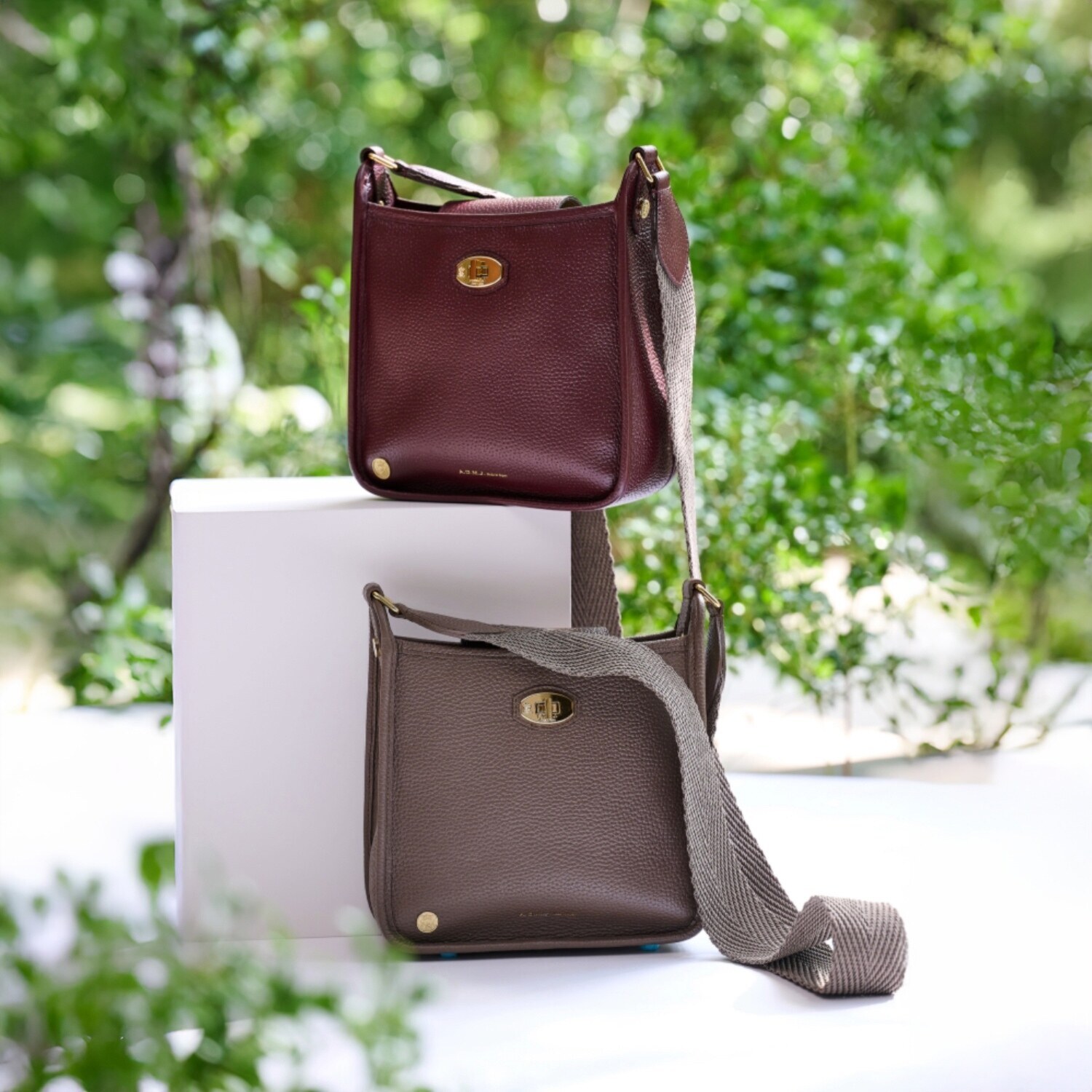 エーディーエムジェイ 牛革シュリンク型押し ターンロック クロス