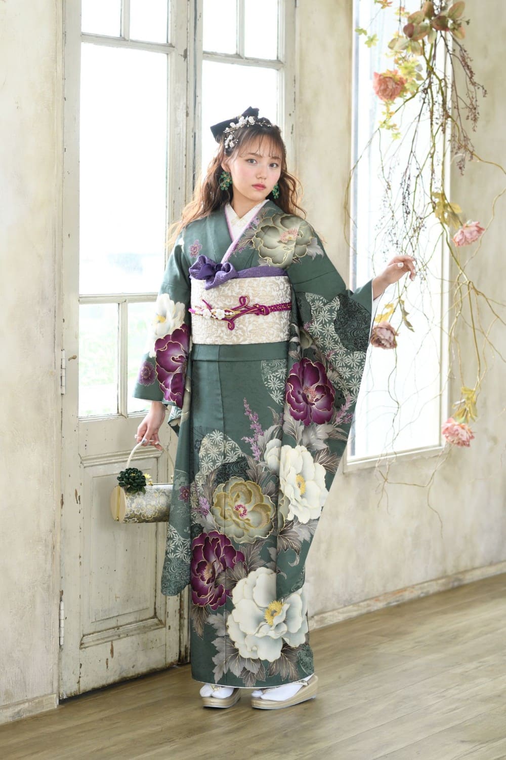 最新の大人かわいい振袖コーデは、トレンドの「くすみカラー」で決まり