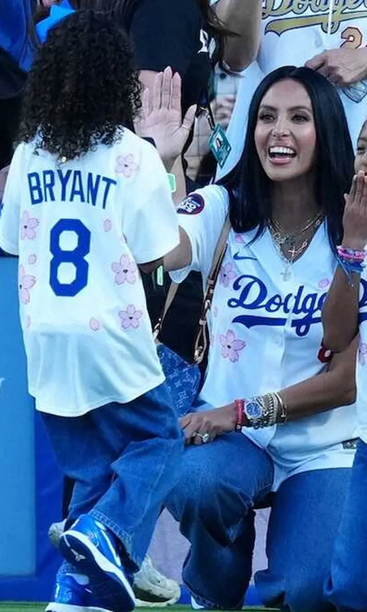 ドジャース・ブルージェイズ＞始球式に登場したコービー・ブライアント