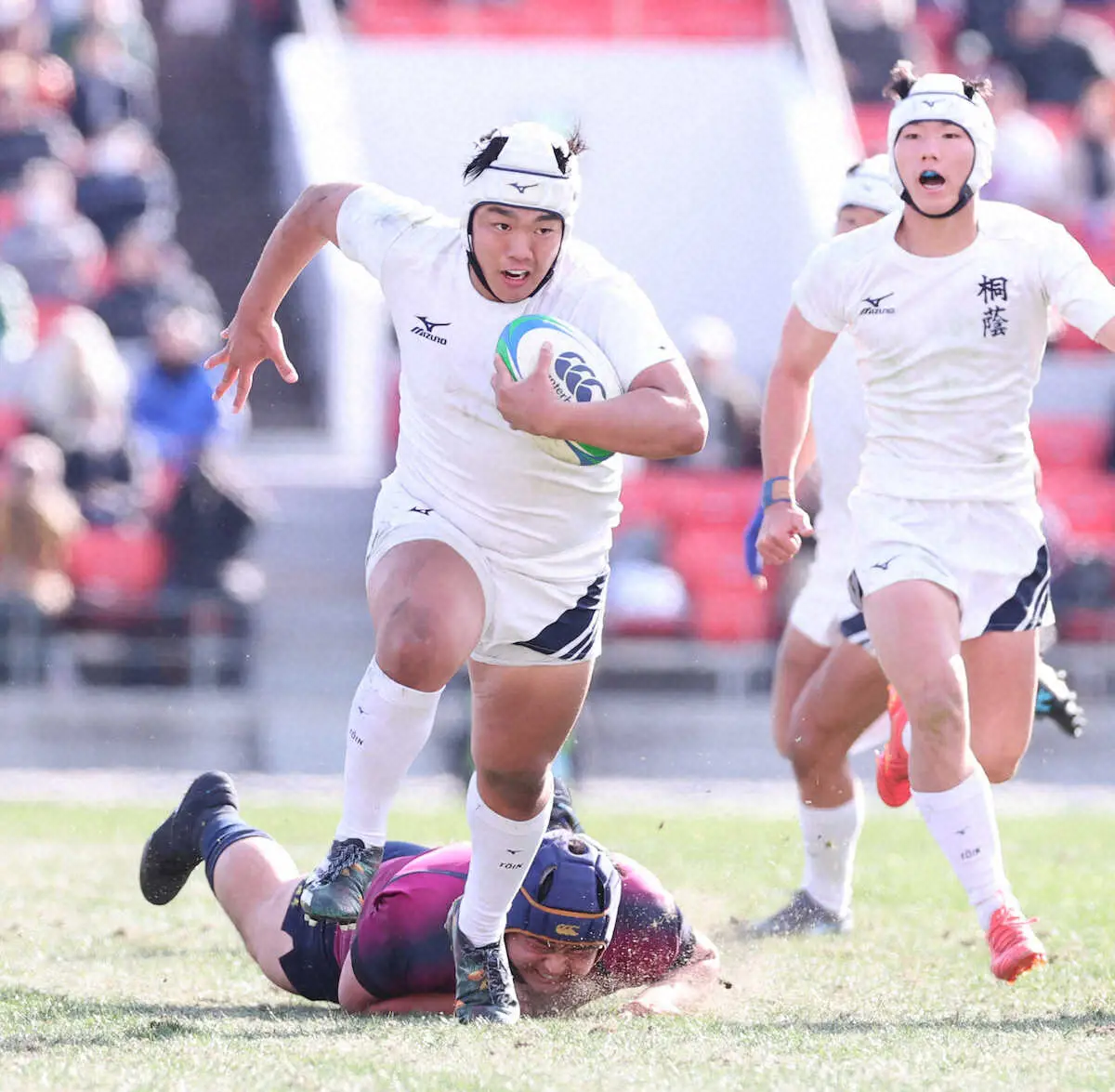 国学院栃木・桐蔭学園＞ 後半、攻め上がる桐蔭学園・堂薗（撮影・大森