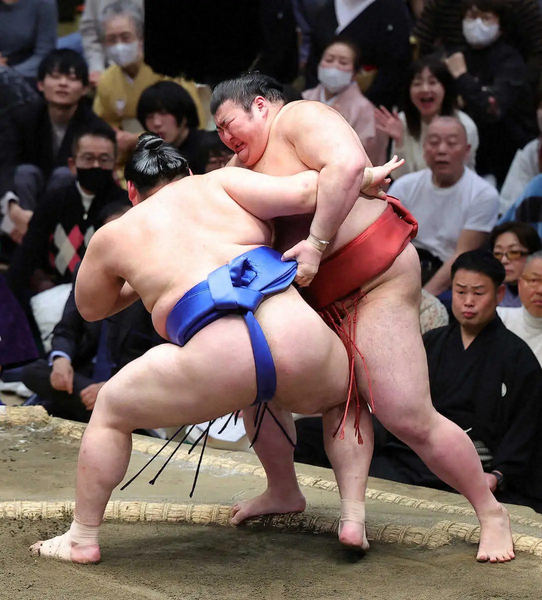 大相撲初場所7日目＞大の里（左）に寄り切りで敗れる熱海富士（撮影
