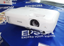 エプソン、HDMI搭載で実売5万円を切る「EB-S12H」などプロジェクター10