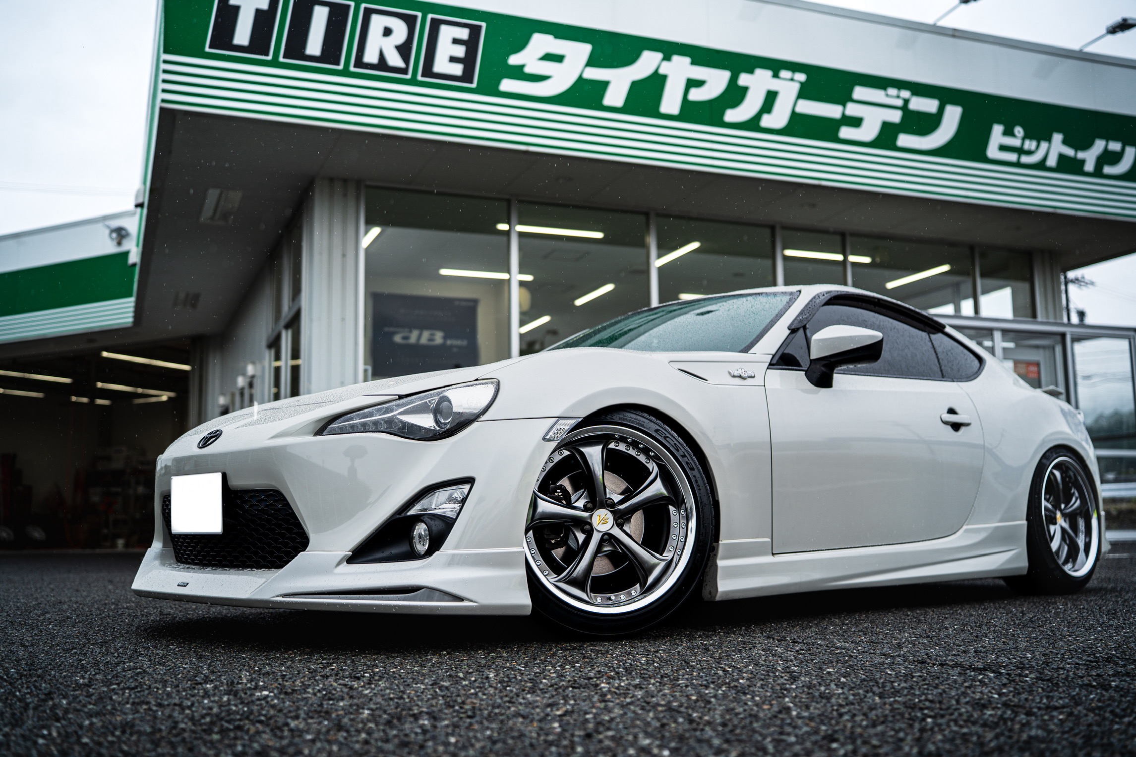 TOYOTA 86 | タイヤはピットイン