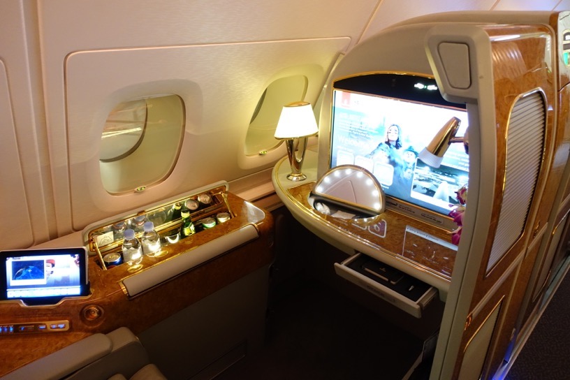 エミレーツ航空 ファーストクラス搭乗記！機内食から座席シート