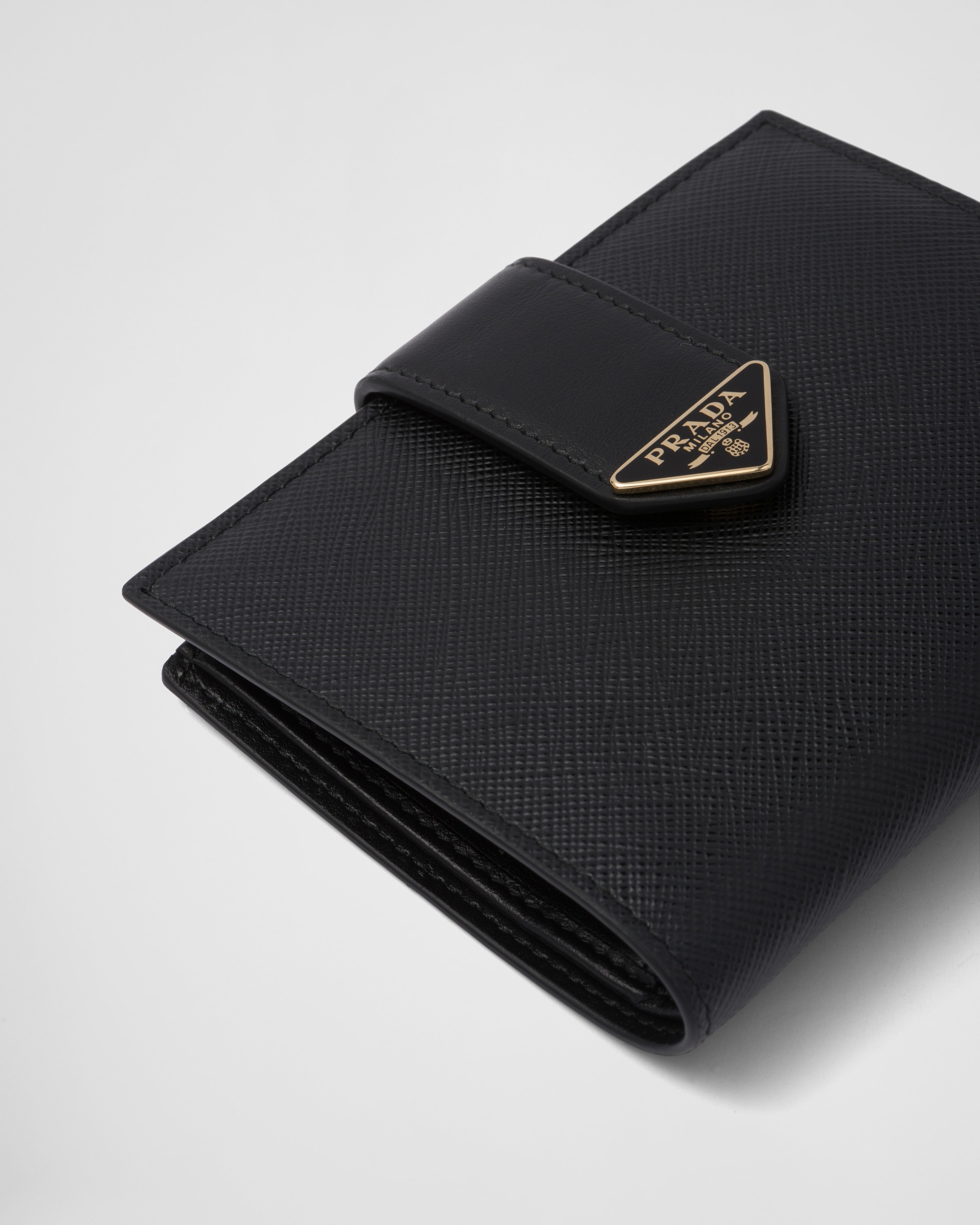 ブラック サフィアーノタブ 折り財布 | PRADA