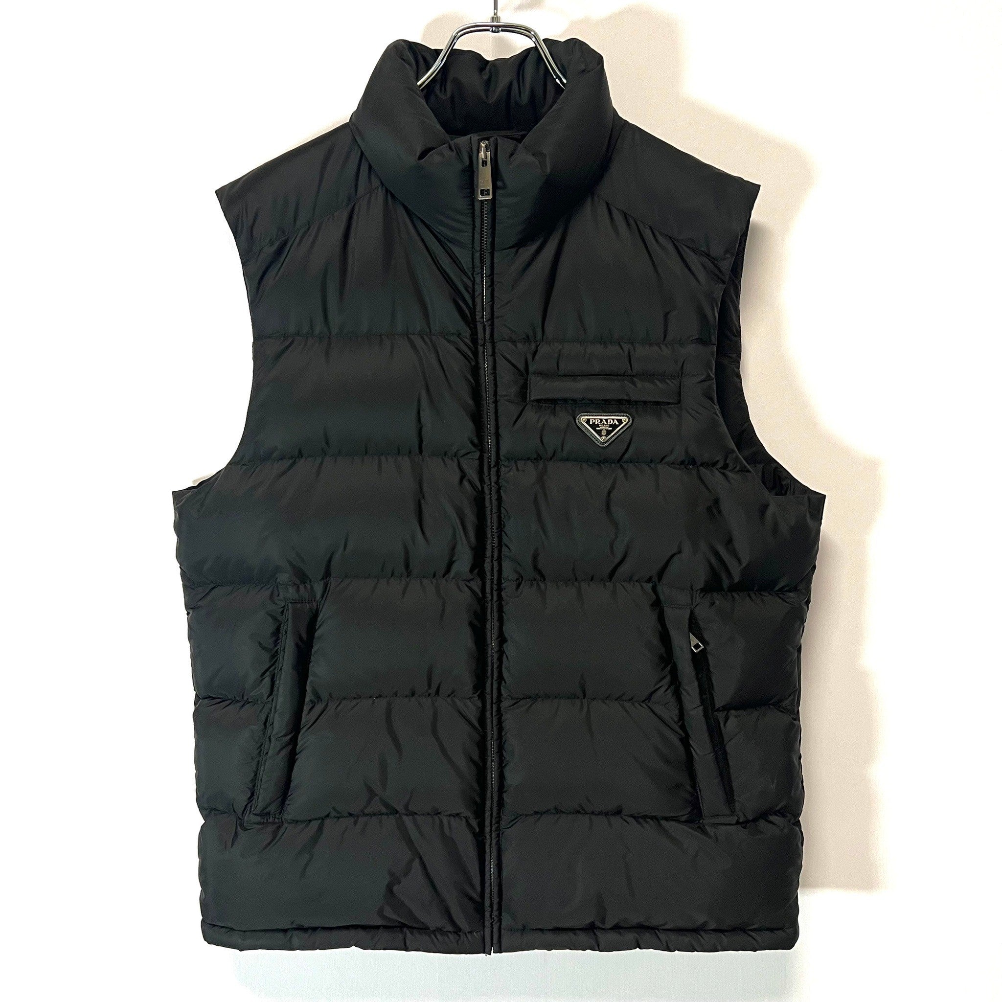 PRADA ロゴプレート 三角プレート ジップ ダウンベスト 44 PRADA ロゴ