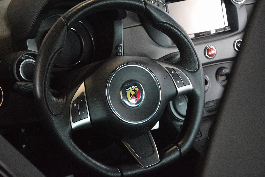 アバルト595にM41ステアリングの取付ステアリングは細身が操作性もGood