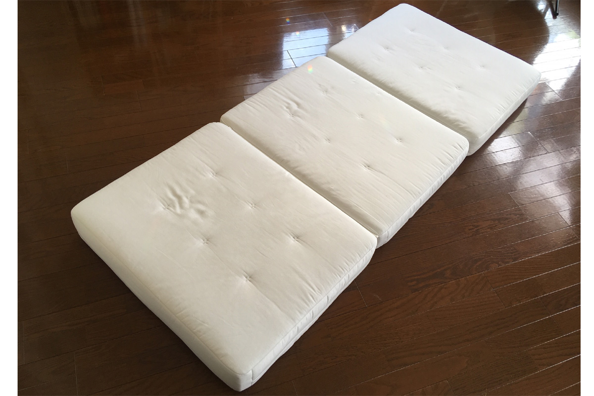 無印の「洗えるマットレス・固クッション」。三つ折りが布団派に