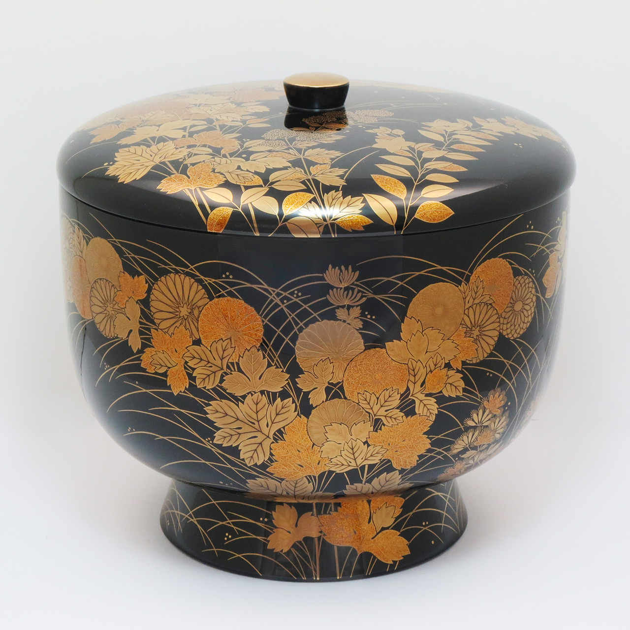 秋草蒔絵 蓋付菓子器 | WORKS | 輪島塗の老舗 輪島屋善仁 | Wajimaya Zenni