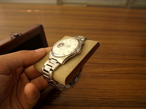 携帯用腕時計ケース [枕,布貼り,スポンジ,パッチン錠,フタ]