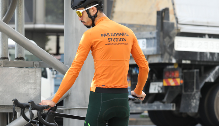 背中が語るサイクルウェア、”PAS NORMAL STUDIOS旋風”はこれからだ