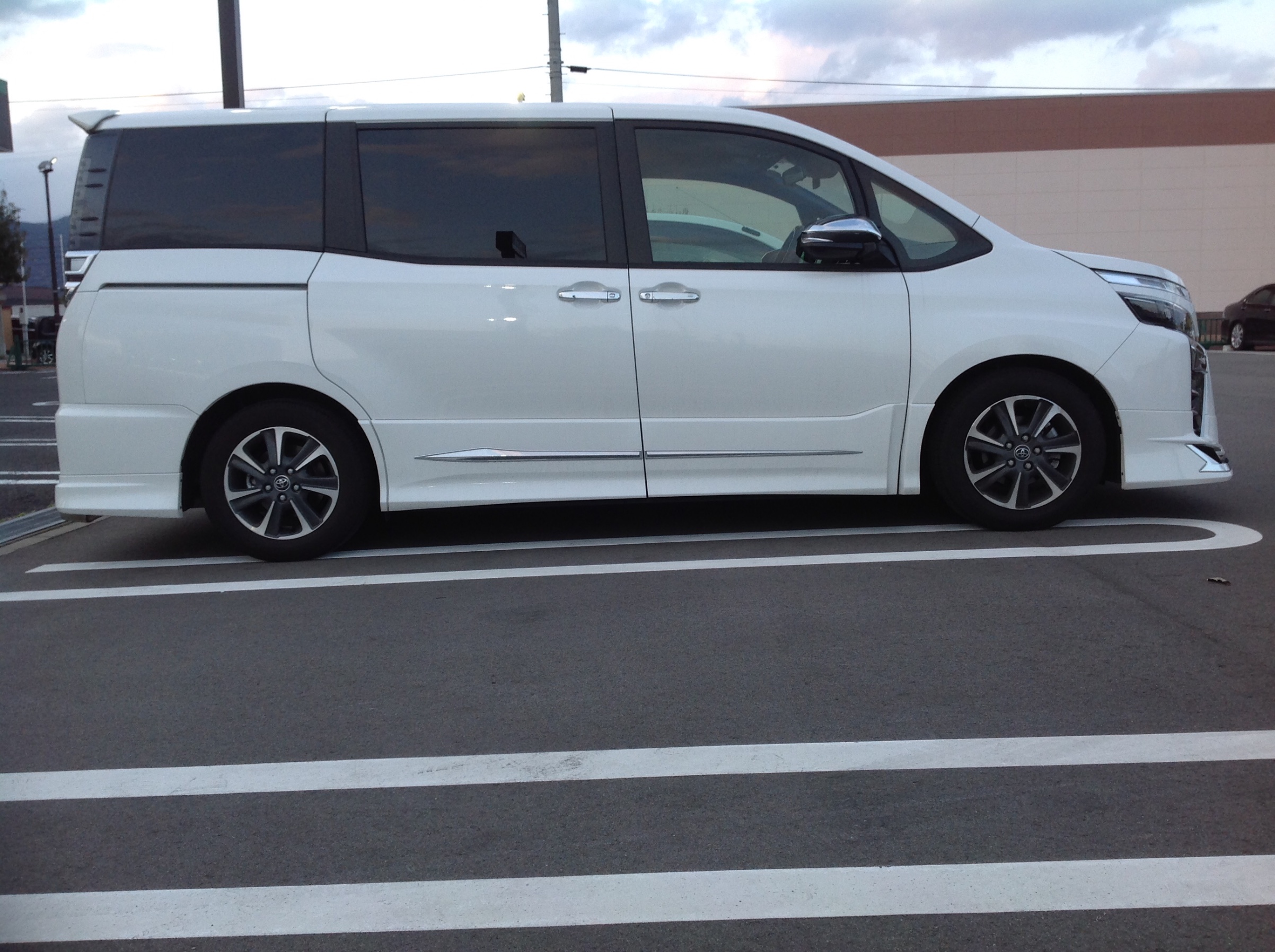 TEINハイテックダウンサス 80系 ヴォクシー、ノア、エスクァイアなどに