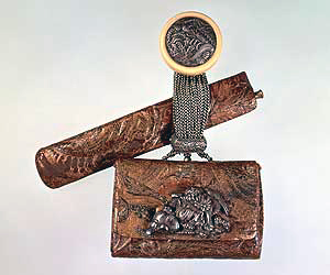 金唐革提げたばこ入れ｜ミュージアムコレクション｜たばこと塩あれこれ