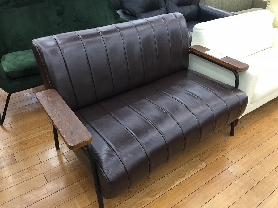 ヴィンテージ風デザイン、アイアンフレームの二人掛けソファー新入荷